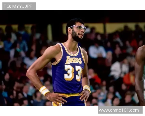 柯林斯与贾巴尔的篮球对决揭示了时代的变迁与运动员的传奇人生